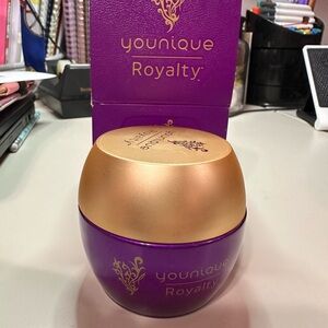 Younique Royalty Exfoliating Mask in Purple and Gold